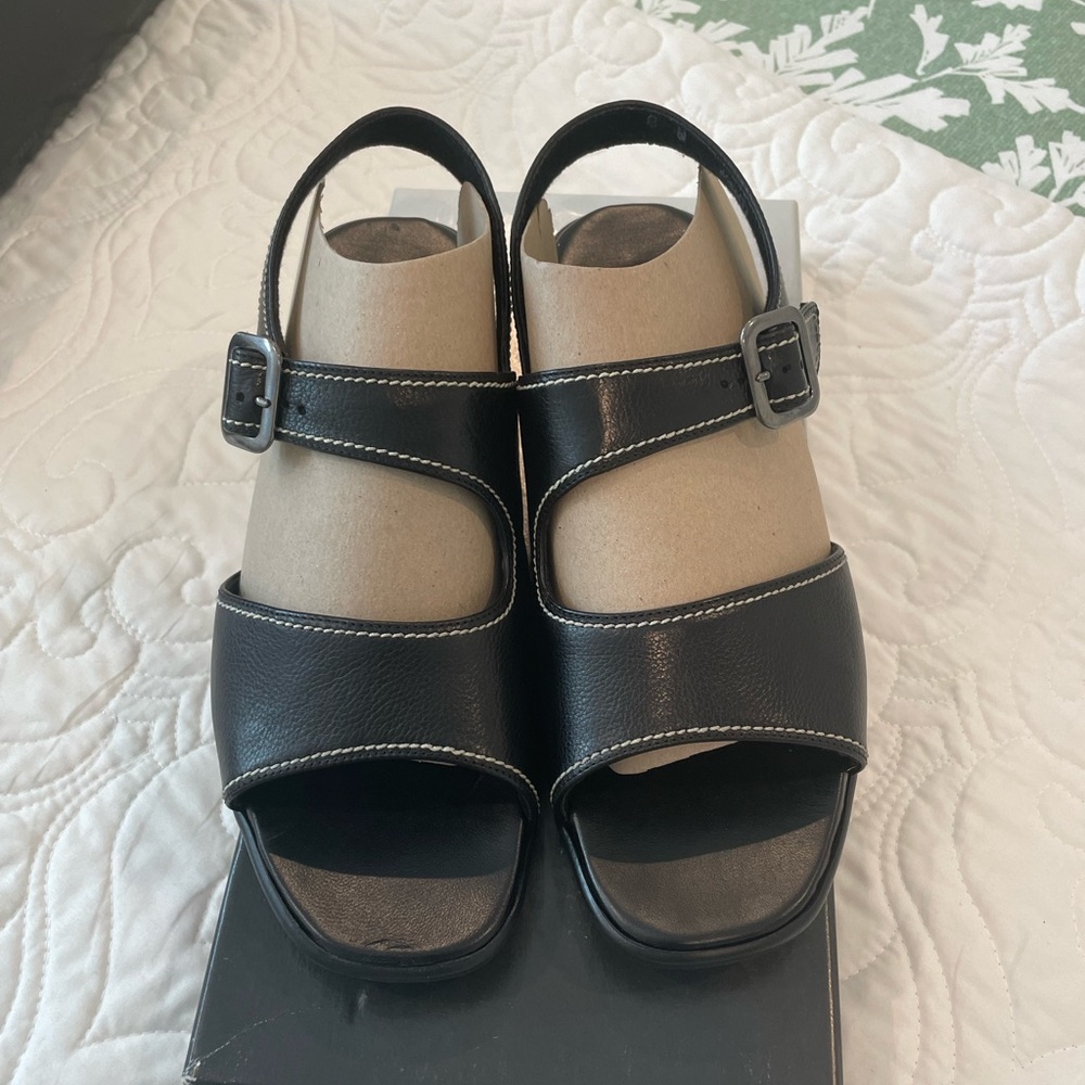 NWT Munro America Jamaica black leather sandals. Size 8.